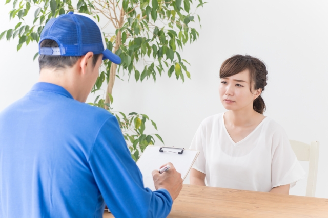 遺品整理業者に依頼する様子